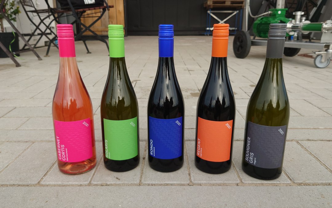 Zakres. 2 białe ... 2 czerwone ... 1 różowe, © wein-mv.de