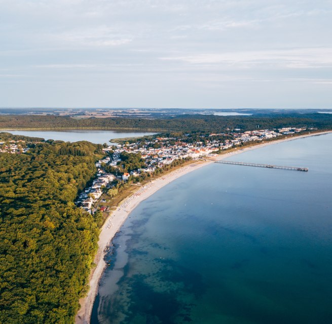 Widok z lotu ptaka na Binz na Rugii z molo, linią brzegową i otaczającymi lasami.