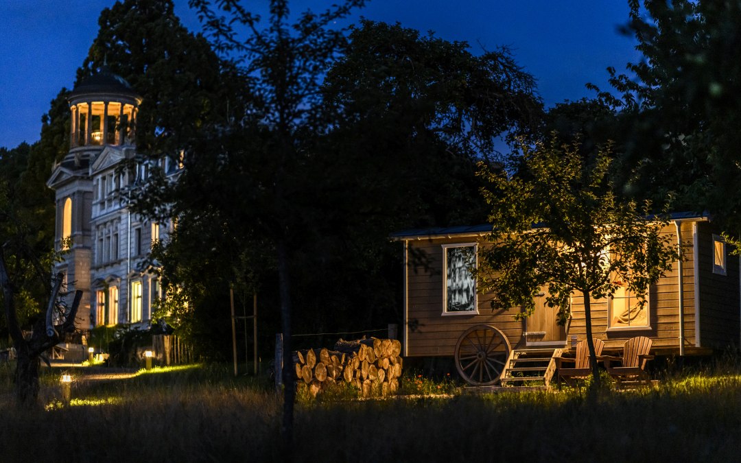 Warmth of heart on two wheels: the sauna trolley for blissful hot moments of bliss, © Schloss Kaarz / Stefan von Stengel