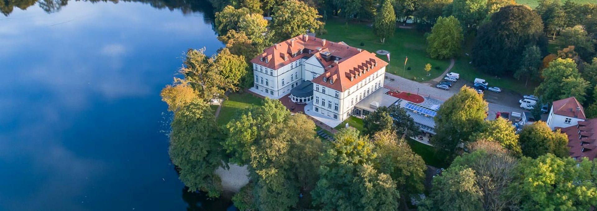 Zamek nad jeziorem Schorssow z dużą ilością otwartej przestrzeni, © Seeschloss Schorssow
