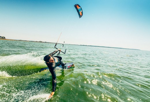 Kitesurferzy w Saaler Bodden w promieniach słońca
