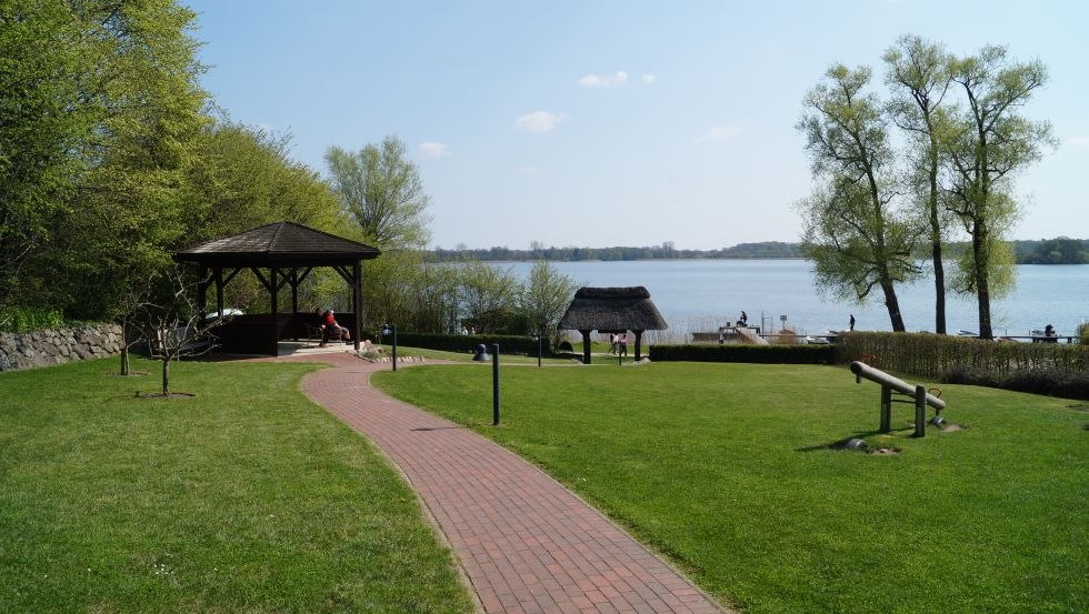 Tuin met barbecueplaats en paviljoen, © Fischhaus am Schaalsee