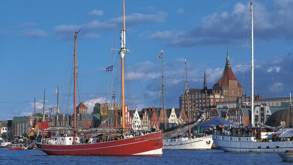 Maritieme drukte: grote schepen in de haven van Hanzestad Rostock, © TMV/Legrand