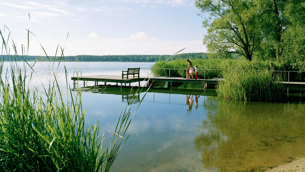 Seehotel przy plaży nad jeziorem Neuklostersee, © Nalbach Architekten