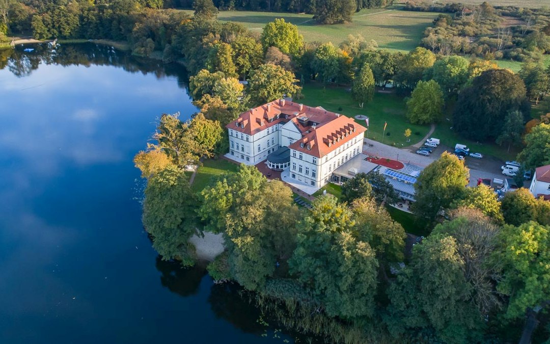 Zamek nad jeziorem Schorssow z dużą ilością otwartej przestrzeni, © Seeschloss Schorssow