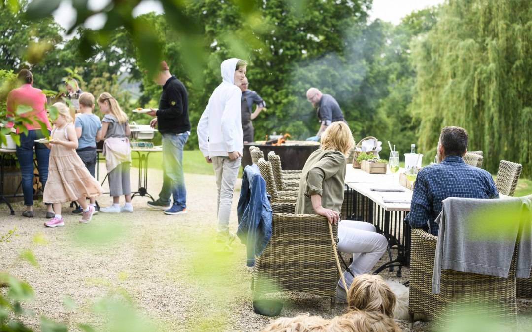 Cozy brunch on the restaurant terrace Kaarz Castle, © Schloss Kaarz / Stefan von Stengel